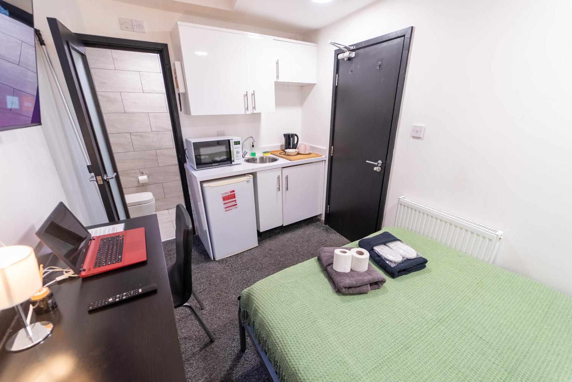 Compact Available Close To Uob And 10mins From The City! Апартаменты *